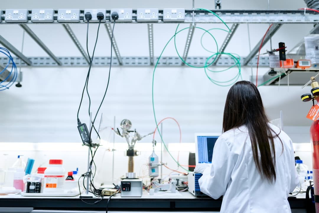 Kỹ sư nghiên cứu trong phòng lab vật liệu Kim Tín